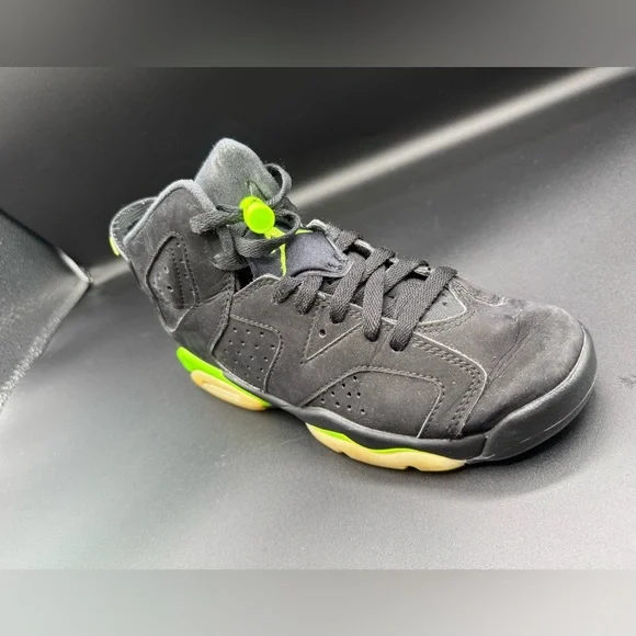 Jordan Black and Green Sneakers with Air Unit and Perforated Panels - Picture 9 of 14